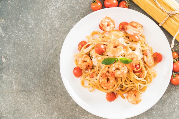 Spaghetti mit Garnelen, Tomaten, Basilikum und Käse