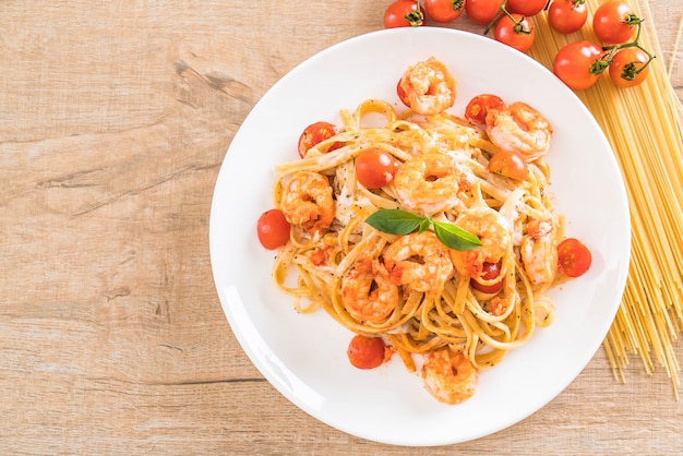 Spaghetti mit Garnelen, Tomaten, Basilikum und Käse