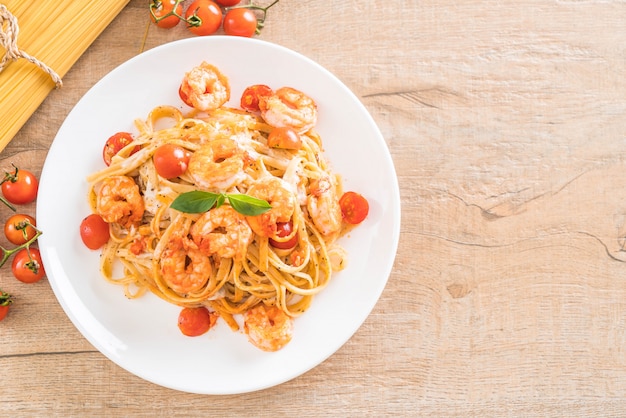 Spaghetti mit Garnelen, Tomaten, Basilikum und Käse