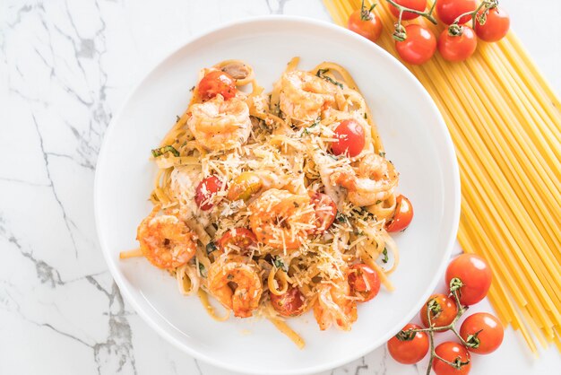 Spaghetti mit Garnelen, Tomaten, Basilikum und Käse