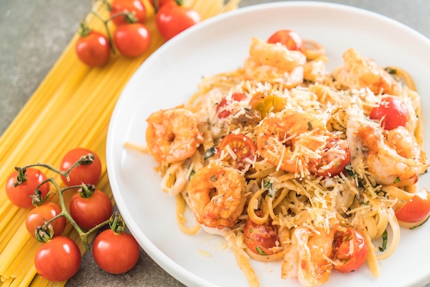 Spaghetti mit Garnelen, Tomaten, Basilikum und Käse