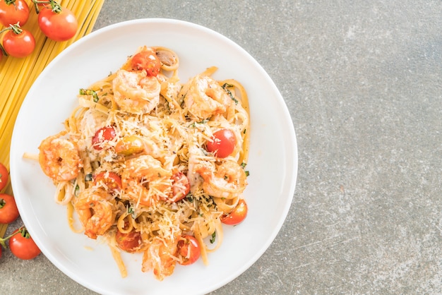 Spaghetti mit Garnelen, Tomaten, Basilikum und Käse