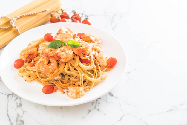Spaghetti mit Garnelen, Tomaten, Basilikum und Käse