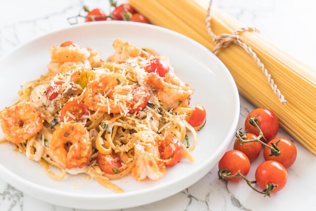 Spaghetti mit Garnelen, Tomaten, Basilikum und Käse