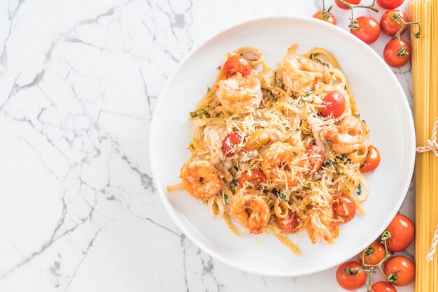 Spaghetti mit Garnelen, Tomaten, Basilikum und Käse