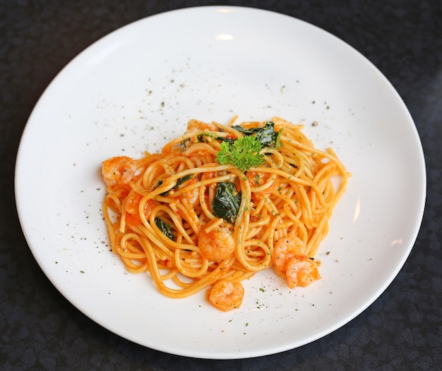 Spaghetti mit Garnelen und Tomatensauce