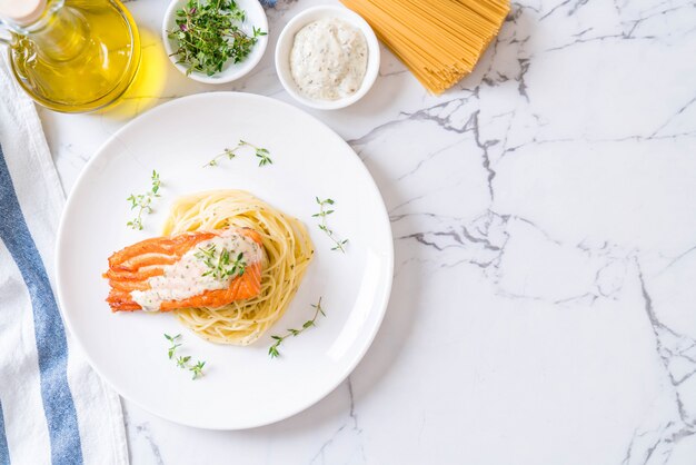 Spaghetti mit gebratenem Lachs