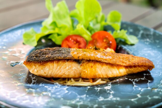 Spaghetti mit gebratenem Lachs