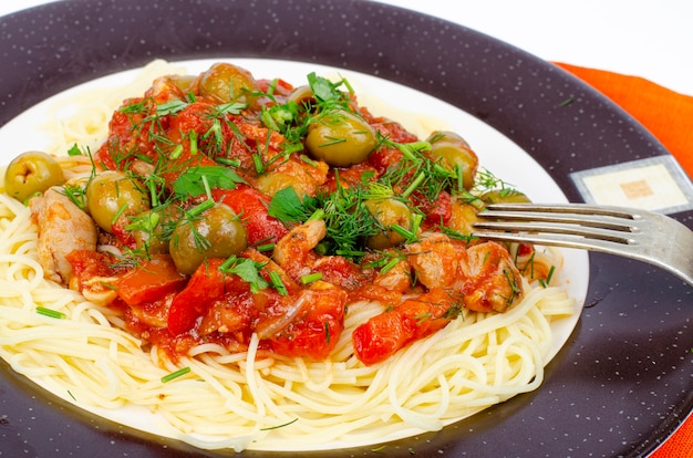 Spaghetti mit gedünstetem Gemüse und grünen Oliven. Studiofoto.