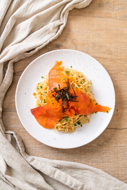 Spaghetti mit geräuchertem Lachs und Garnelenei