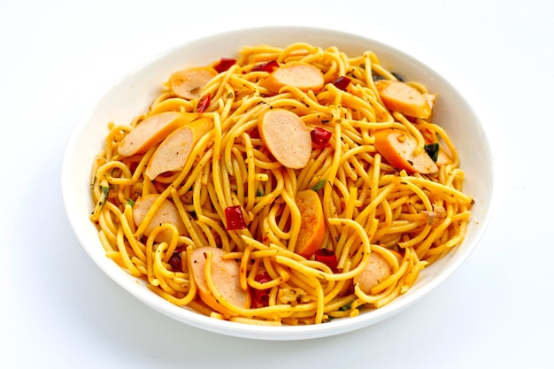 Spaghetti mit getrocknetem Chili und Hot Dogs