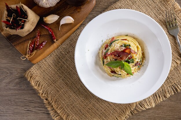 Spaghetti mit getrocknetem Chili und Speck