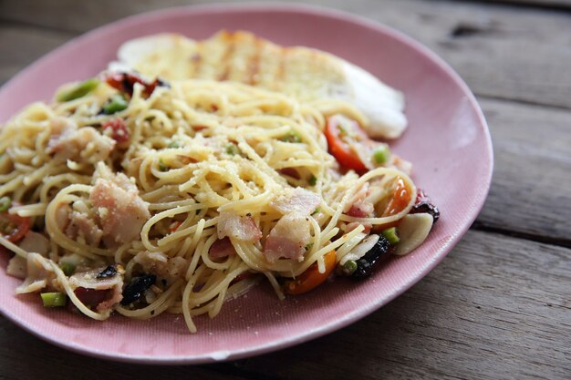 Spaghetti mit getrockneter Chili und Speck