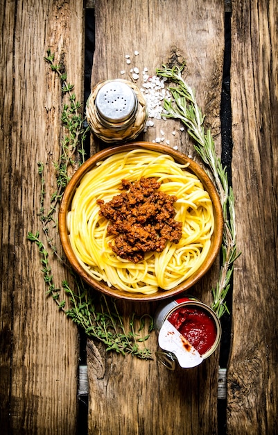 Spaghetti mit Hackfleisch, Tomatenmark, Salz und Kräutern.