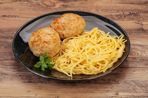 Spaghetti mit hausgemachtem Hühnerschnitzel