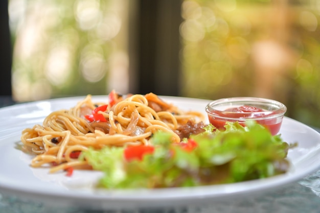 Spaghetti mit Hühnchen.