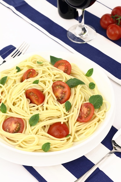 Spaghetti mit Kirschtomaten und Basilikum