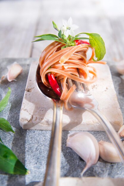 Foto spaghetti mit knoblauchöl und chili