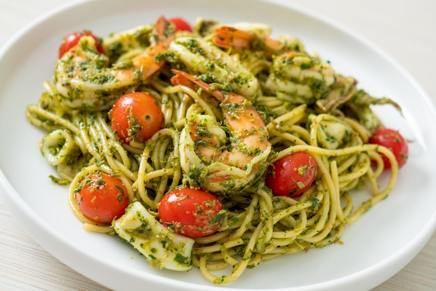 Spaghetti mit Meeresfrüchten in hausgemachter Pesto-Sauce - Gesunder Ernährungsstil