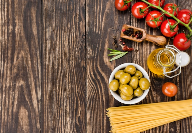 Foto spaghetti mit oliven und gemüse mit kopierraum