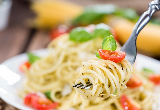 Spaghetti mit Pesto auf einer Gabel