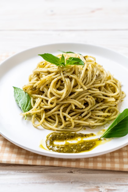 Spaghetti mit Pesto-Sauce, Olivenöl und Basilikum.