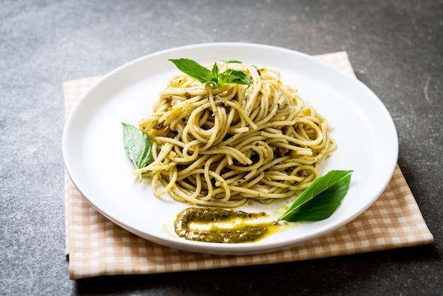 Spaghetti mit Pesto-Sauce, Olivenöl und Basilikum.