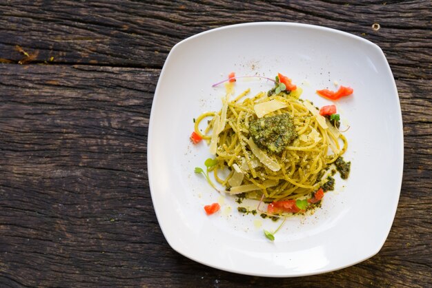 Spaghetti mit Pesto-Sauce