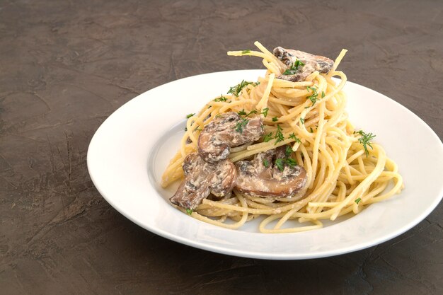 Spaghetti mit Pilzen in Sahnesauce.