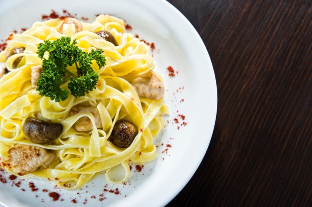 Spaghetti mit Pilzen und Sauce