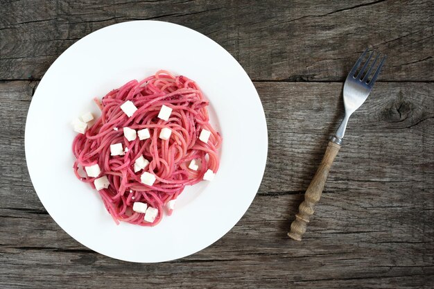 Foto spaghetti mit rotem pesto und ziegenkäse