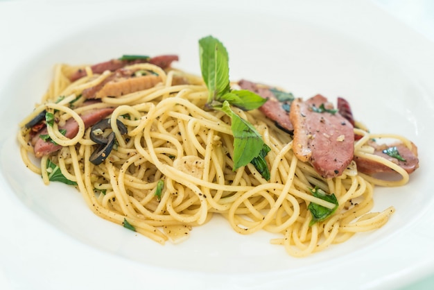 Spaghetti mit Speck und Knoblauch