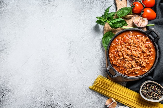 Spaghetti mit Tomaten und Bolognese-Sauce