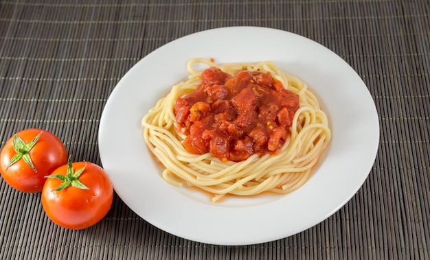 Spaghetti mit Tomatensauce, Nudeln