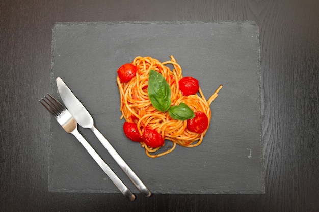 Spaghetti mit Tomatensauce und Basilikum