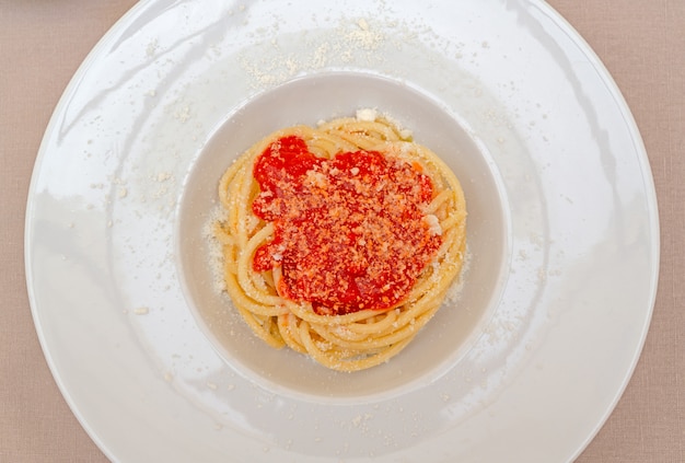 Spaghetti mit Tomatensauce und Parmesan