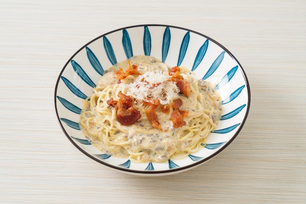 Spaghetti mit Trüffel-Sahne-Sauce und Champignons auf Teller
