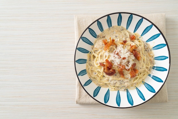 Spaghetti mit Trüffelrahmsauce und Champignons