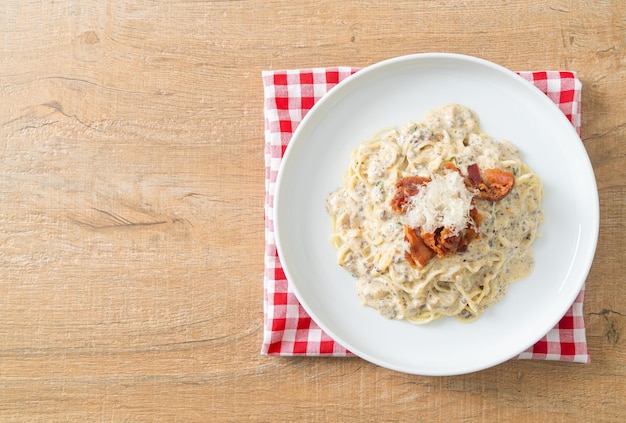 Spaghetti mit Trüffelrahmsauce und Champignons