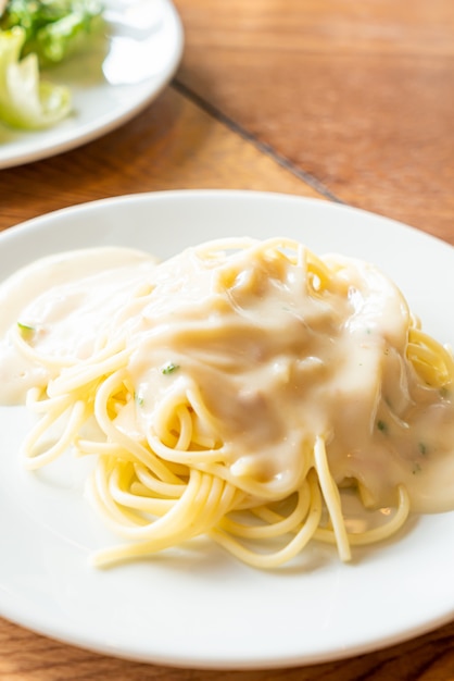 Spaghetti mit weißer Sahnesauce