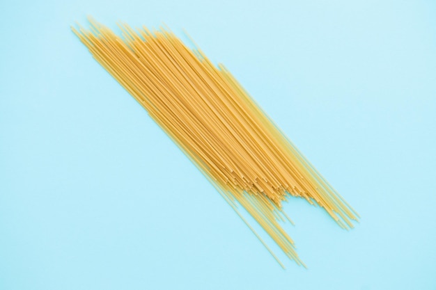 Spaghetti-Nudeln auf blauem Hintergrund von oben