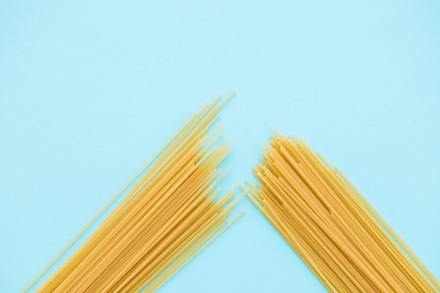 Spaghetti-Nudeln auf blauem Hintergrund von oben