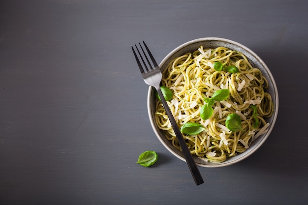 Spaghetti-Nudeln mit Avocado-Basilikum-Pesto-Sauce