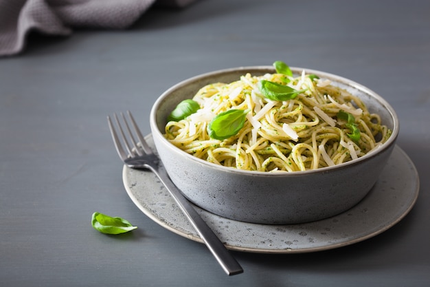 Spaghetti-Nudeln mit Avocado-Basilikum-Pesto-Sauce