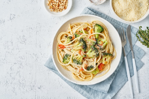 Spaghetti-Nudeln mit Brokkoli, Bucatini mit Paprika, Knoblauch, Pinienkernen. Draufsicht, Kopierraum