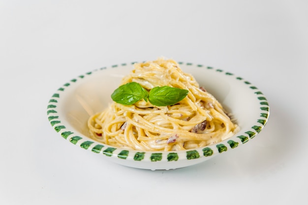 Spaghetti-Nudeln mit cremiger Sauce und Pilzen