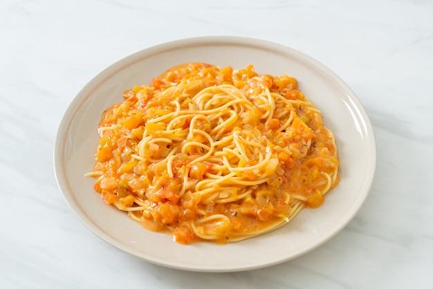 Spaghetti Nudeln mit cremiger Tomatensauce oder rosa Sauce