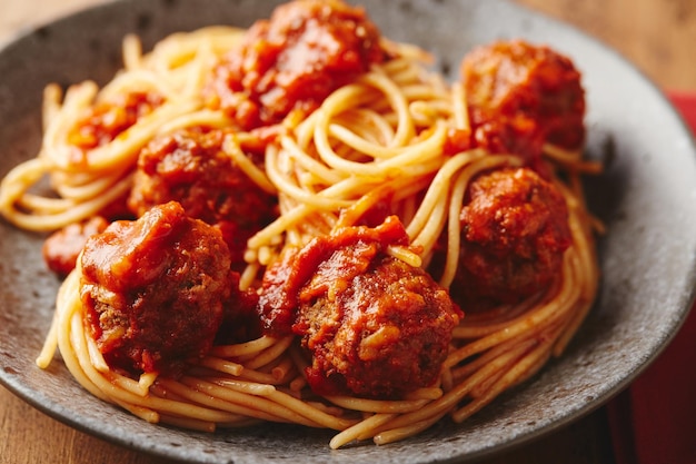 Spaghetti-Nudeln mit Fleischbällchen und Tomatensauce köstliche hausgemachte Spaghetti-Fleischbällchen