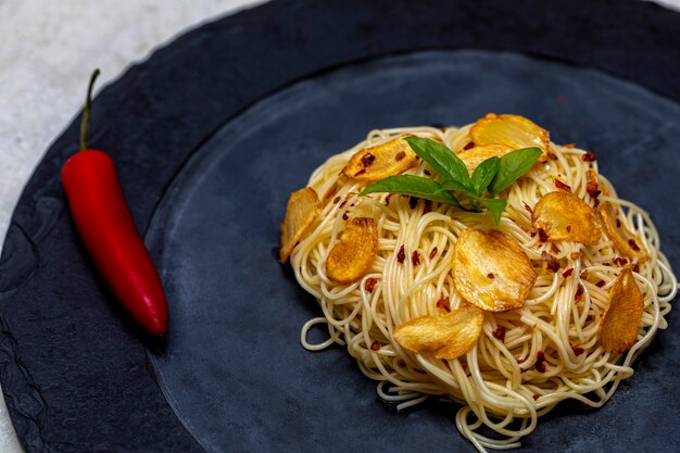 Spaghetti-Nudeln mit gebratenem Knoblauch und Olivenöl.