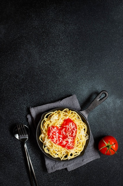 Spaghetti-Nudeln mit herzförmiger Tomatensauce